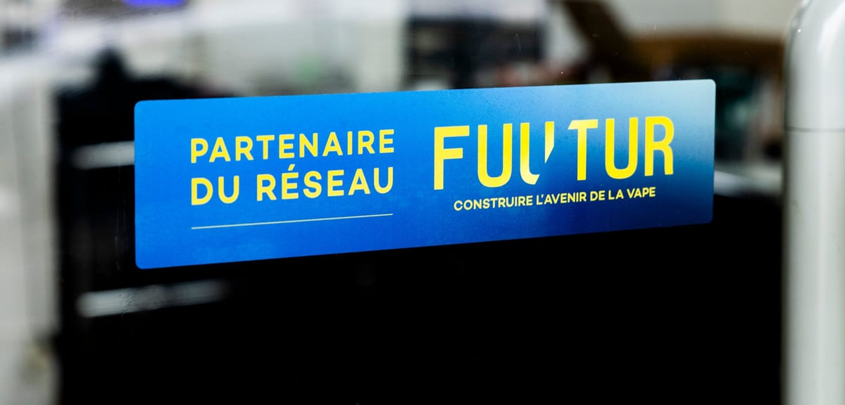 L’autocollant « Partenaire du réseau FUUTUR » sur la porte vitrée d’une boutique